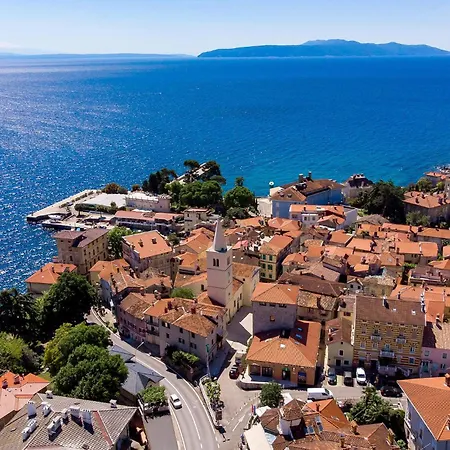 Lägenhet Stunning In With Wifi Lovran